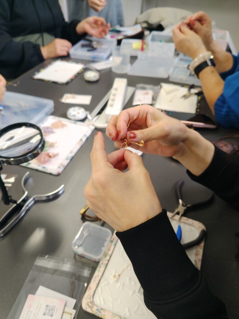 松戸の大人のカルチャースクール：天然石とワイヤーアートのレッスン風景