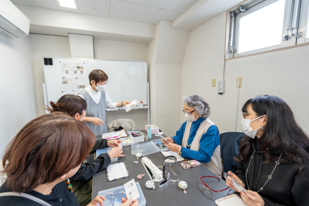 松戸の大人のカルチャースクール：天然石とワイヤーアートのレッスン風景