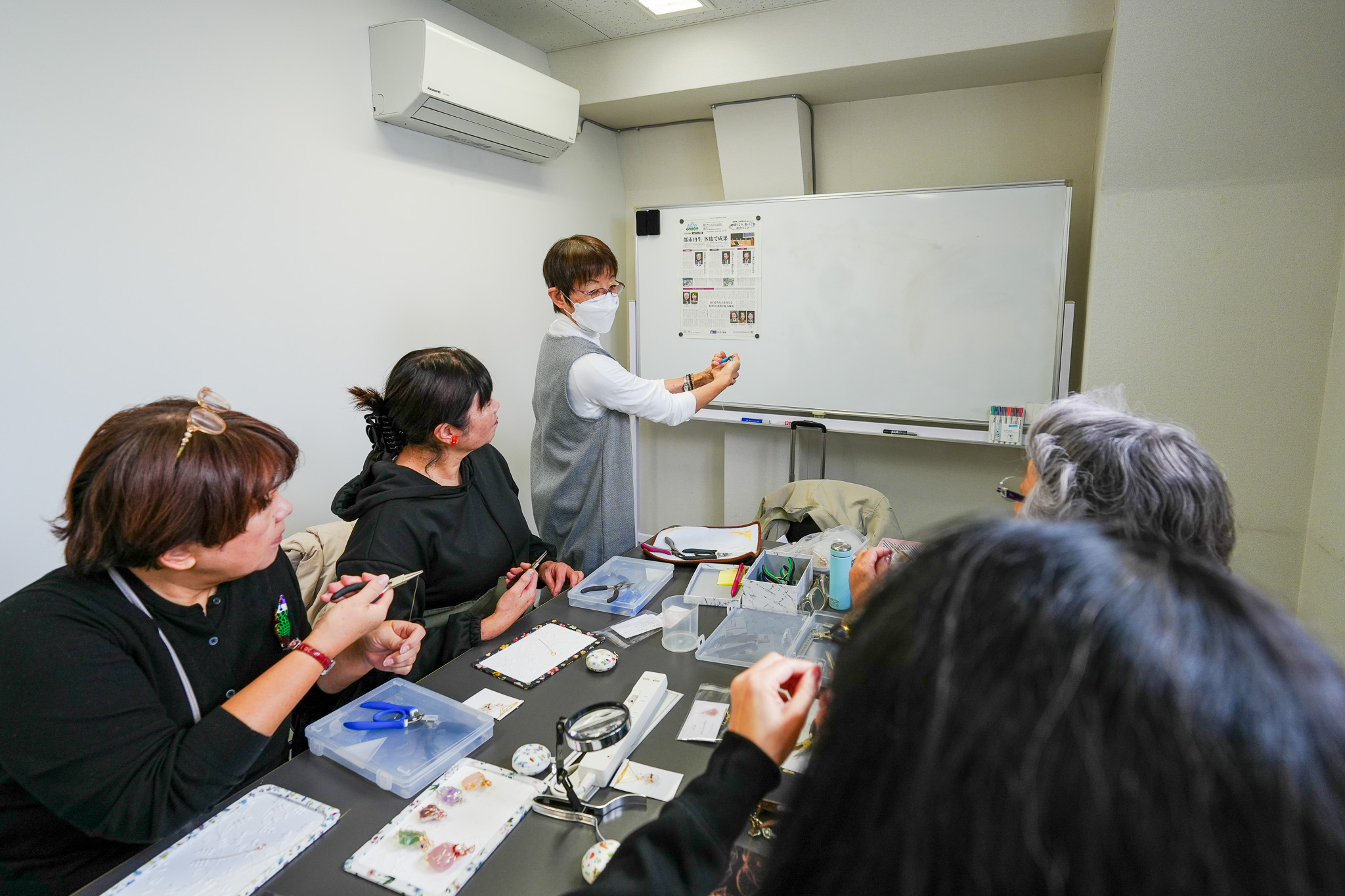 松戸の大人のカルチャースクール：天然石とワイヤーアートのレッスン風景