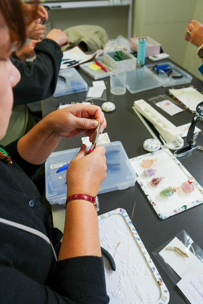 松戸の大人のカルチャースクール：天然石とワイヤーアートのレッスン風景