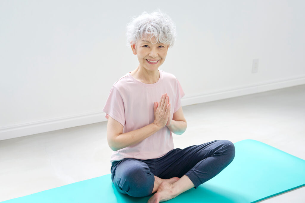 楽しくヨガをする受講生のイメージ