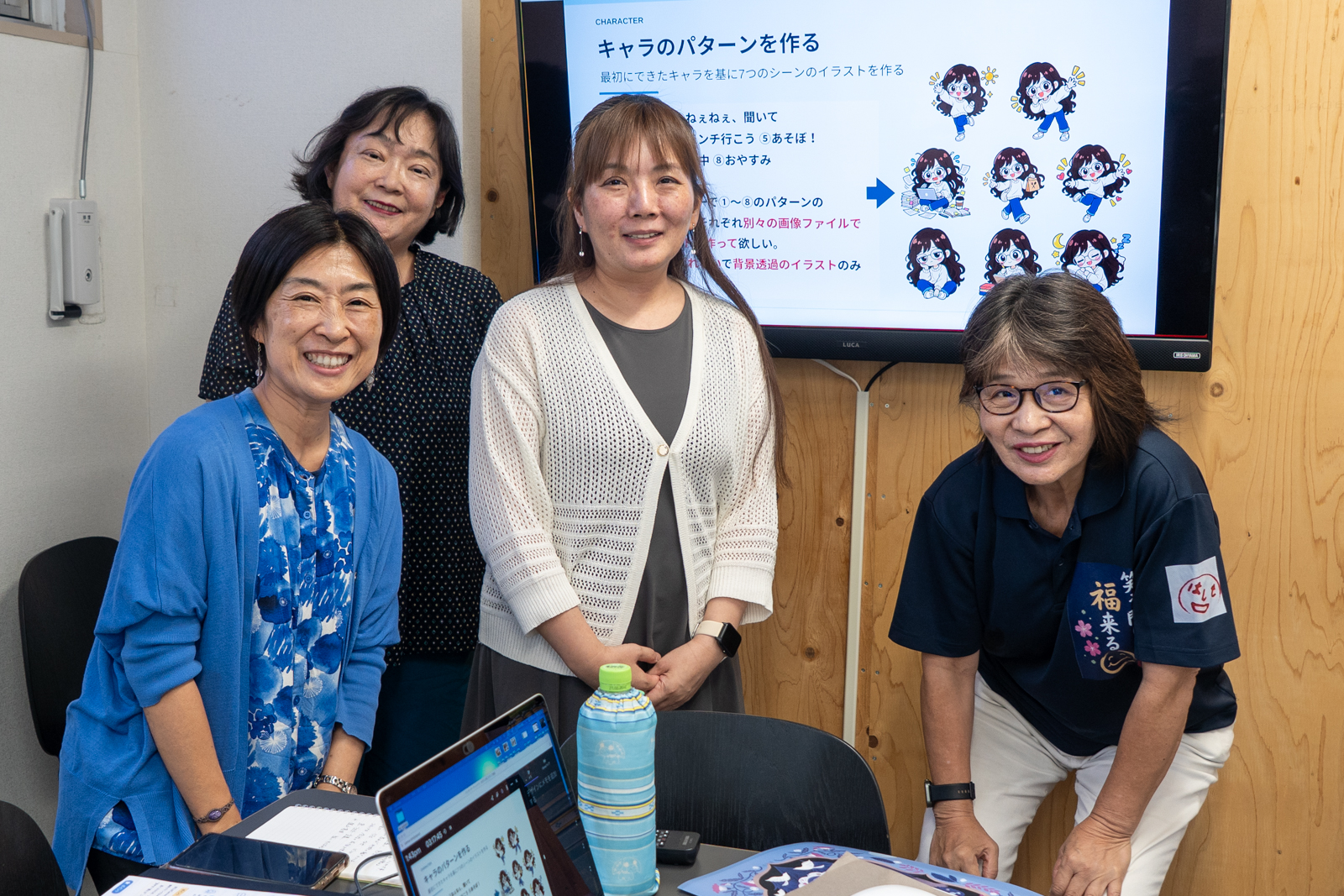 大人のカルチャースクール「松ドリ」のAIとCanvaを使ったLINEスタンプ制作講座で講師と参加者が記念撮影