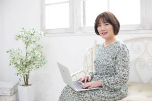 ノートパソコンを持つ講師のCanva公式クリエイター千葉ゆきえ先生