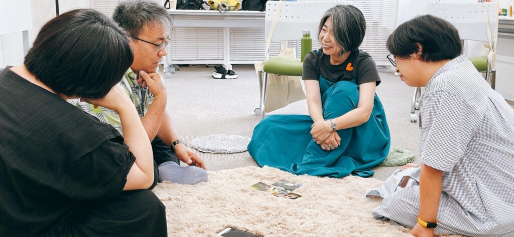 大人のカルチャースクール「松ドリ」熊澤典子先生と参加者が写真カードを囲んで対話するワークショップの様子